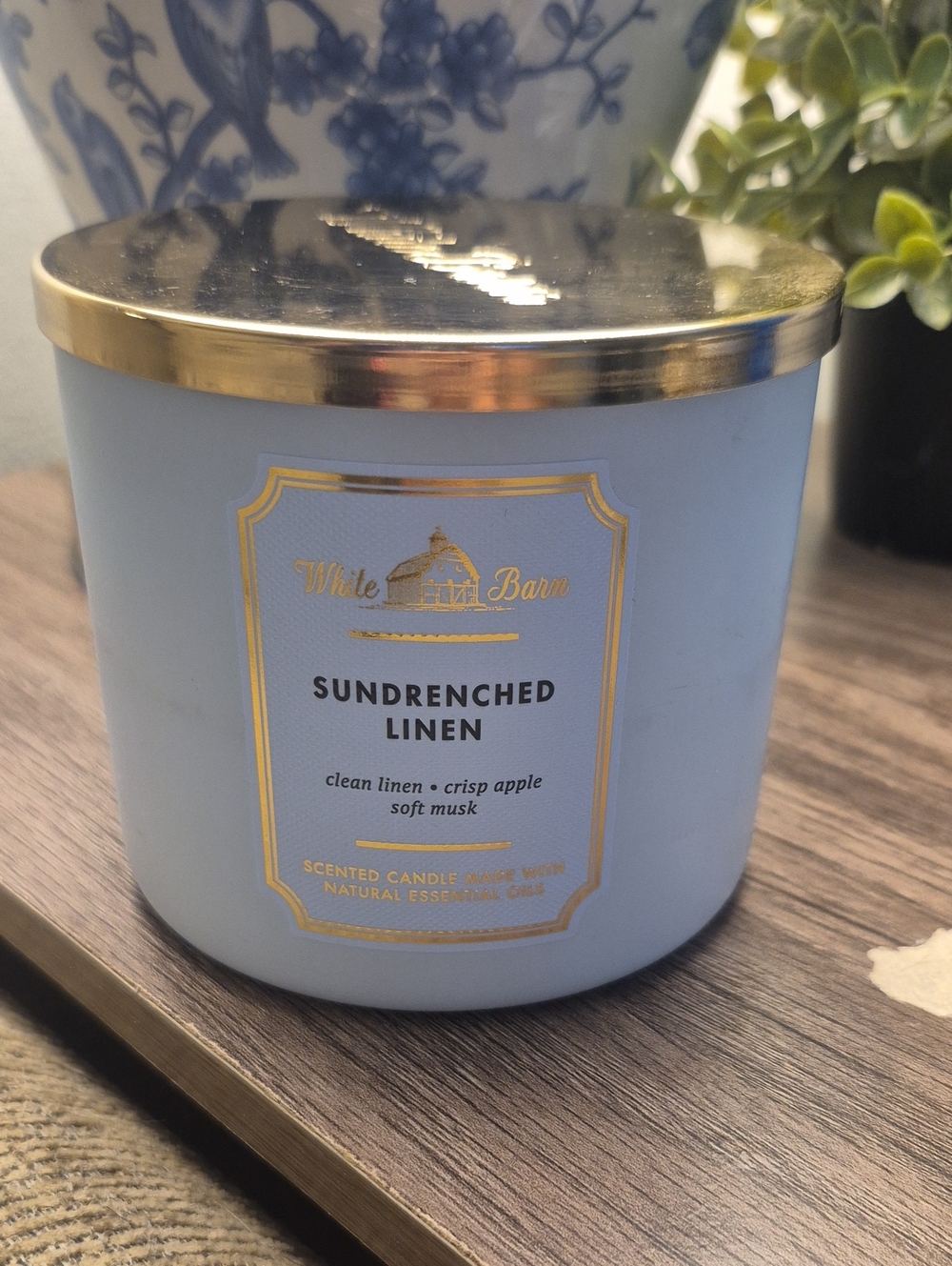 White Barn Sundrenched Linen Candle Light Blue with Gold Lid